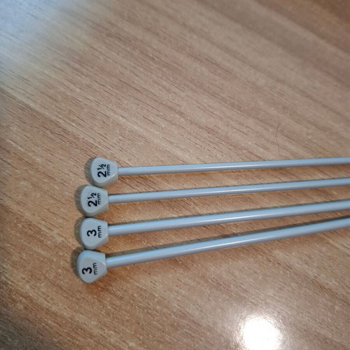 Knitting needles set 2.5mm and 3mm used