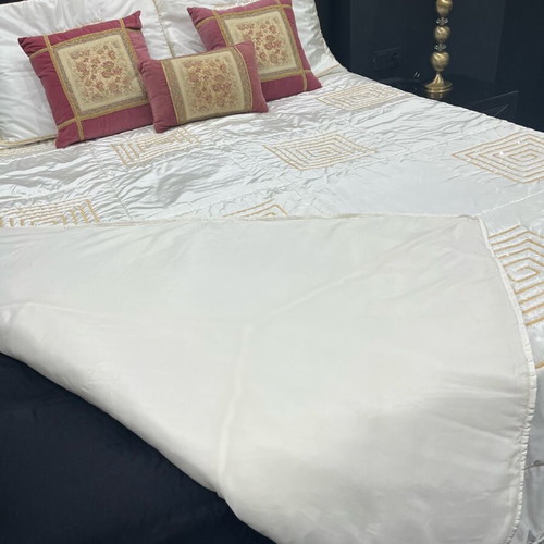 Comforter set like new with sequins, gold color, silk 238x240