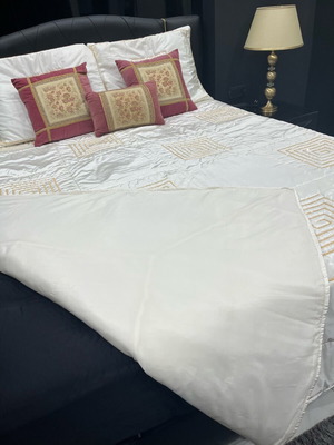 Comforter set like new with sequins, gold color, silk 238x240