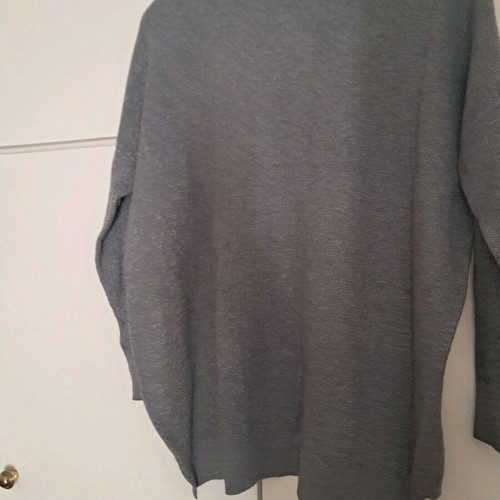 Gray sweater like new with unique cut, size L