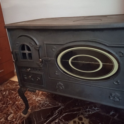 Cast iron stove used with accessories, dimensions 87x51x70 cm