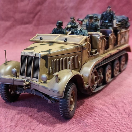 COLLECTIBLE metal version of the tracked vehicle "German Sd.Kfz.7 Half-Track"132 OUT OF STOCK.