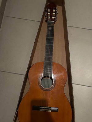 Yamaha CS40 guitar like new with stand