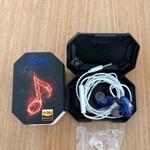 QKZ Hi-Res In-Ear monitors σαν καινούργια με αποσπώμενο καλώδιο και θήκη