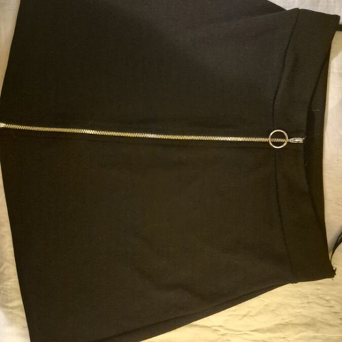Black skirt like new with zipper at waist size M