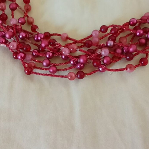 Beaded necklace like new, red and pink