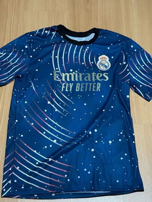 Real Madrid Vini Jr shirt like new, size Medium
