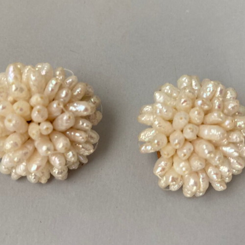 Vintage 1960s pearl set used, necklace and clip-on earrings