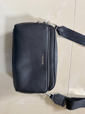 Calvin Klein τσάντα χιαστί σαν καινούργια, μαύρη