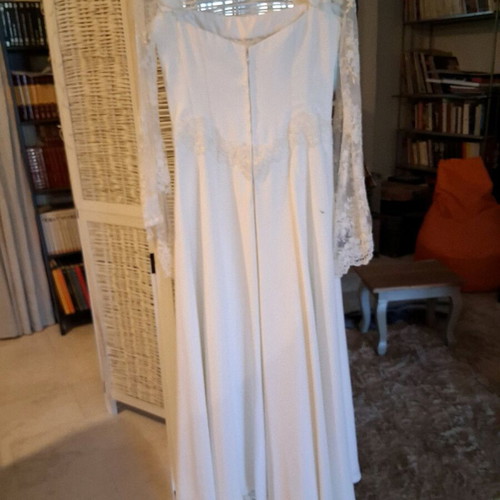 Boho wedding dress like new with lace and airy skirt