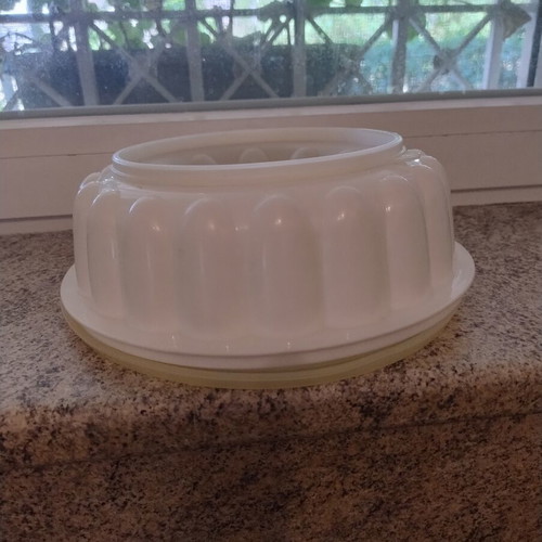 Tupperware mold with tray and lid for jelly and pilaf