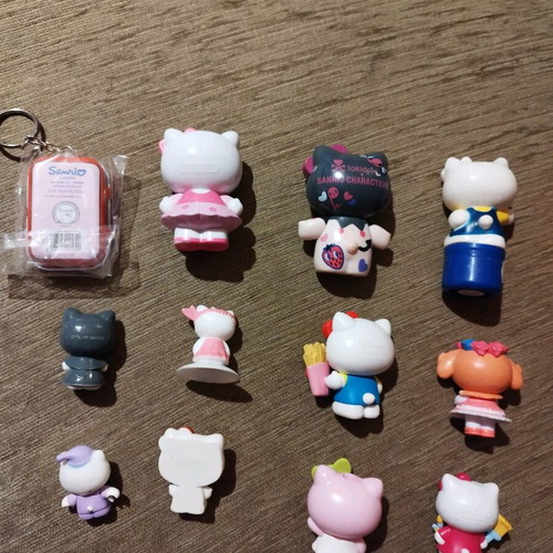 Hello Kitty figures pack like new, 11 figures and keychain