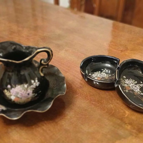Decorative set jug and ashtrays like new with black glossy finish