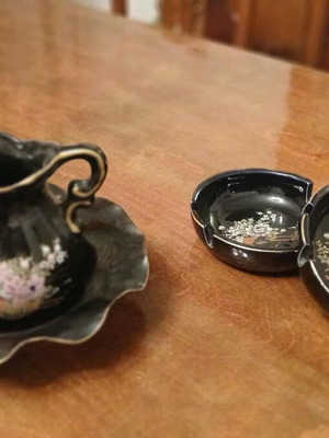 Decorative set jug and ashtrays like new with black glossy finish