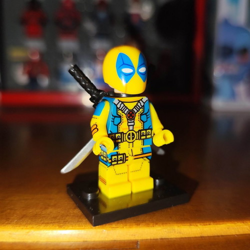 Deadpool X-Men Suit minifigure like new with stand and two katanas