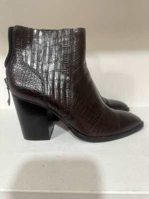 Zara women's croc ankle boots burgundy like new, size 37