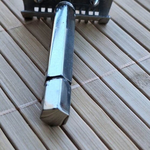 Le Coq Cage Comb razor used