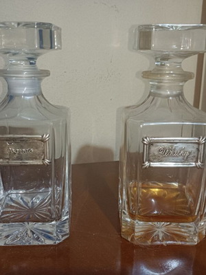 Decanter set Cognac & Whisky with metal plaques, 20cm