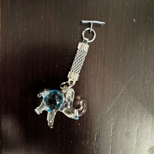 Glass elephant keychain like new, blue