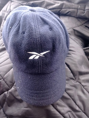 Reebok синьо флийс шапка леко употребявана