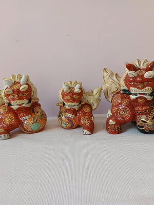 Chinese guardian lions (foo dogs) like new, porcelain set of 3