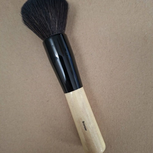 Bobbi Brown bronzer brush used