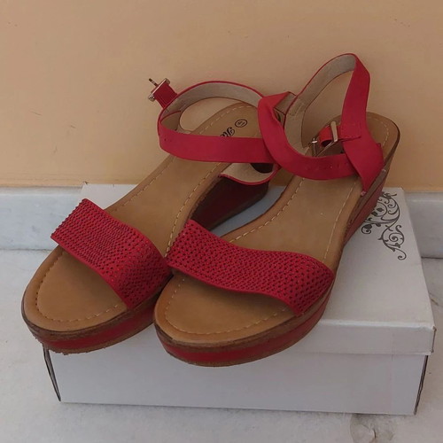 Red platform sandals like new, size 40