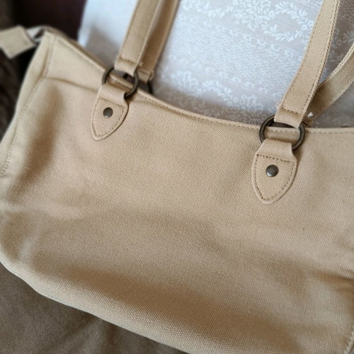 Handbag used in earthy tones with genuine castor leather flower