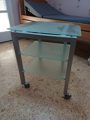 Glass coffee table with wheels like new 60×75×50