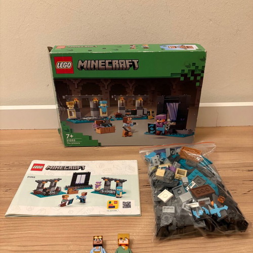 Lego Minecraft set 21252 The Armory like new