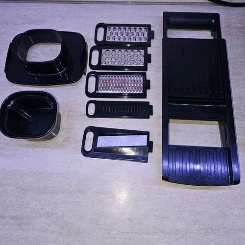 Mandoline like new with various cutting knives