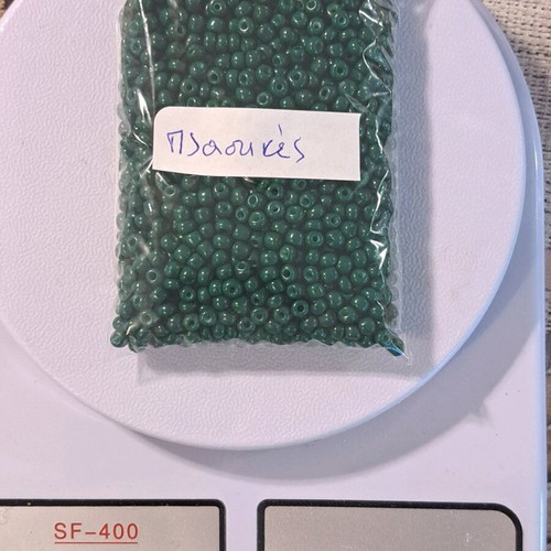Plastic beads green 147g like new