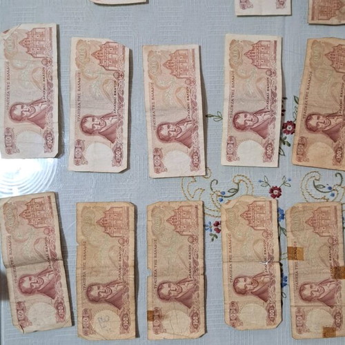 Used banknotes, 2×500, 29×100, 6×200