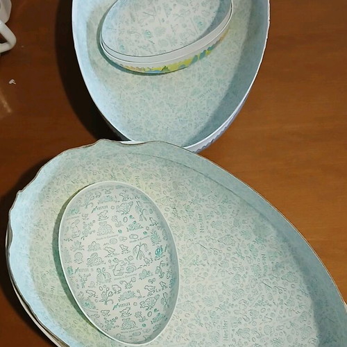 Large paper Easter egg 35cm used, set of two