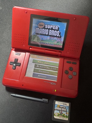Nintendo DS Phat κόκκινο μεταχειρισμένο με Super Mario Bros και πενάκι