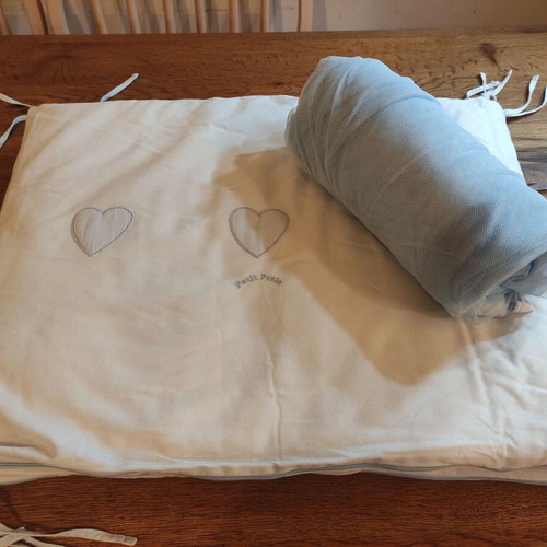 Baby crib set with mosquito net and bumper in soft blue