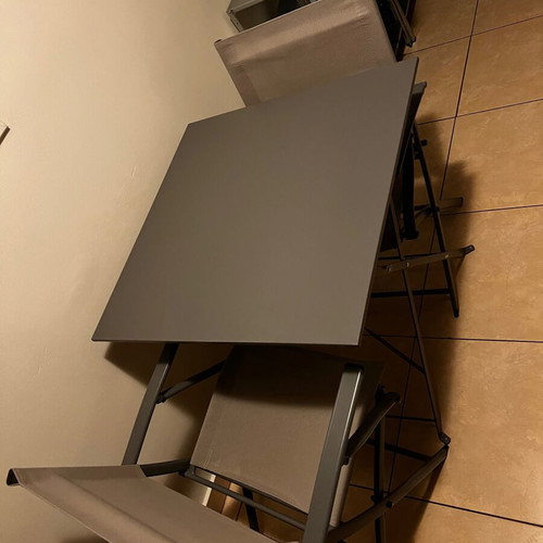 Outdoor table with 2 chairs like new