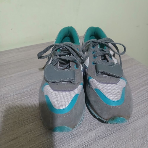 Athletic shoes used, size 39, gray