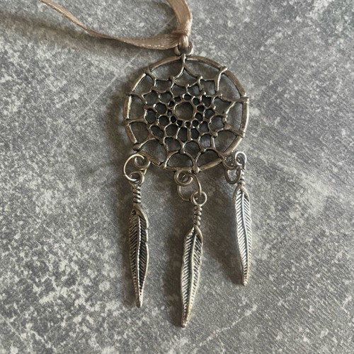 Dreamcatcher necklace like new, silver