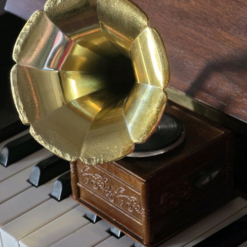 Decorative wind-up gramophone model like new, plastic