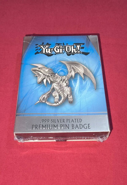 Yu-Gi-Oh! Blue Eyes White Dragon -Ασημένια, αριθμημένη συλλεκτική καρφιτσα- κονκάρδα
