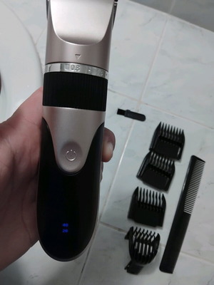 Ξυριστική - Κουρευτική Μηχανή μεταχειρισμένη με αποσπώμενες σχάρες και οθόνη