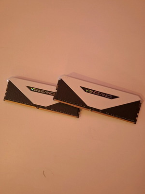 16 GB RAM 3600MHz Corsair Vengeance RGB RT DDR4 RAM(2x8GB) и 3600 Скорост