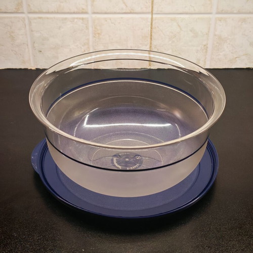 Tupperware mixing bowl 2.1 liters like new, airtight