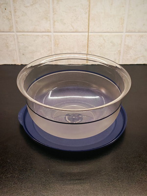 Tupperware mixing bowl 2.1 liters like new, airtight