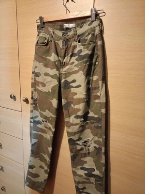 Bershka mom fit camo jeans like new, size XS, green