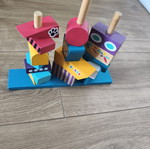 Wooden building blocks set with base like new, 16 pieces