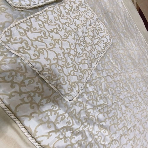 Jacquard quilt Italy new with 2 pillowcases and decorative item