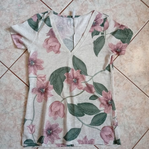 Stradivarius women's t-shirt size S like new, floral pattern