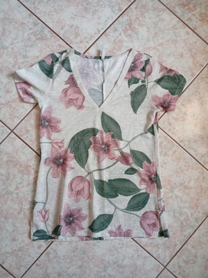 Stradivarius women's t-shirt size S like new, floral pattern